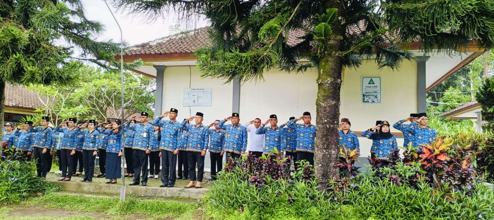 UPACARA BENDERA MEMPERINGATI HARI PAHLAWAN